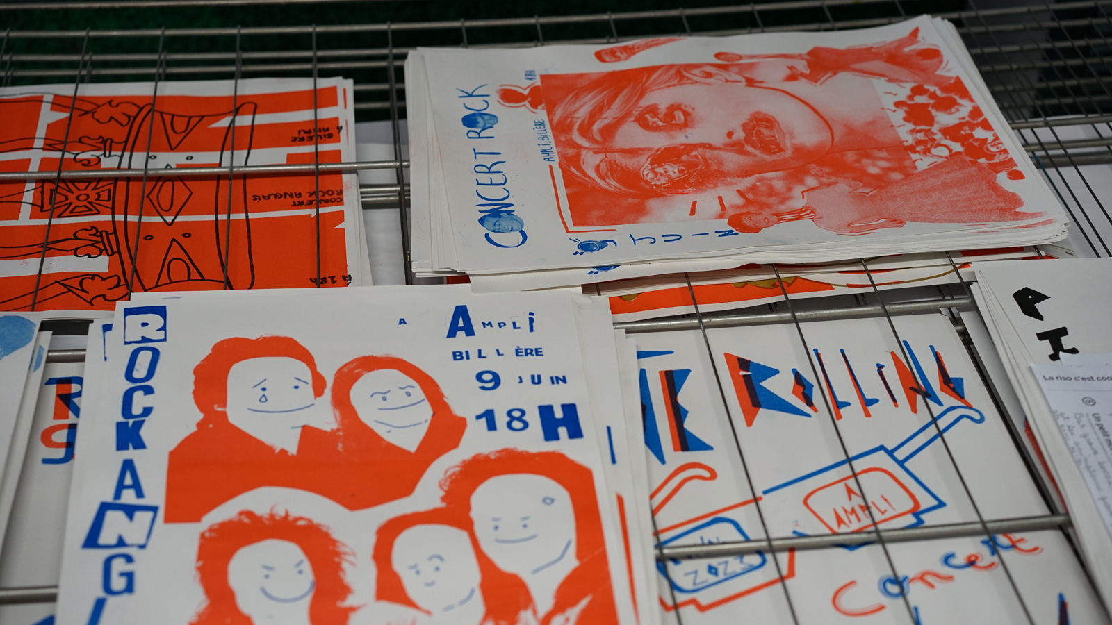 **Workshop Let there be rock !**  Ateliers de création d'affiches de concerts de Rock et initiation à l'impression en risographie avec les collèges de Clermont et le Lycée Louis Barthou à Pau.  Cet atelier a été mis en place avec Jean-Marc Saint Paul, Blandine Laborde du Collège Clermont et Corinne Guichet du Lycée Louis Barthou. Le workshop s'est déroulé sur 6 sessions de deux heures avec un total de 40 élèves.   Projet mené via le collectif 2223 avec Arthur Epineau.