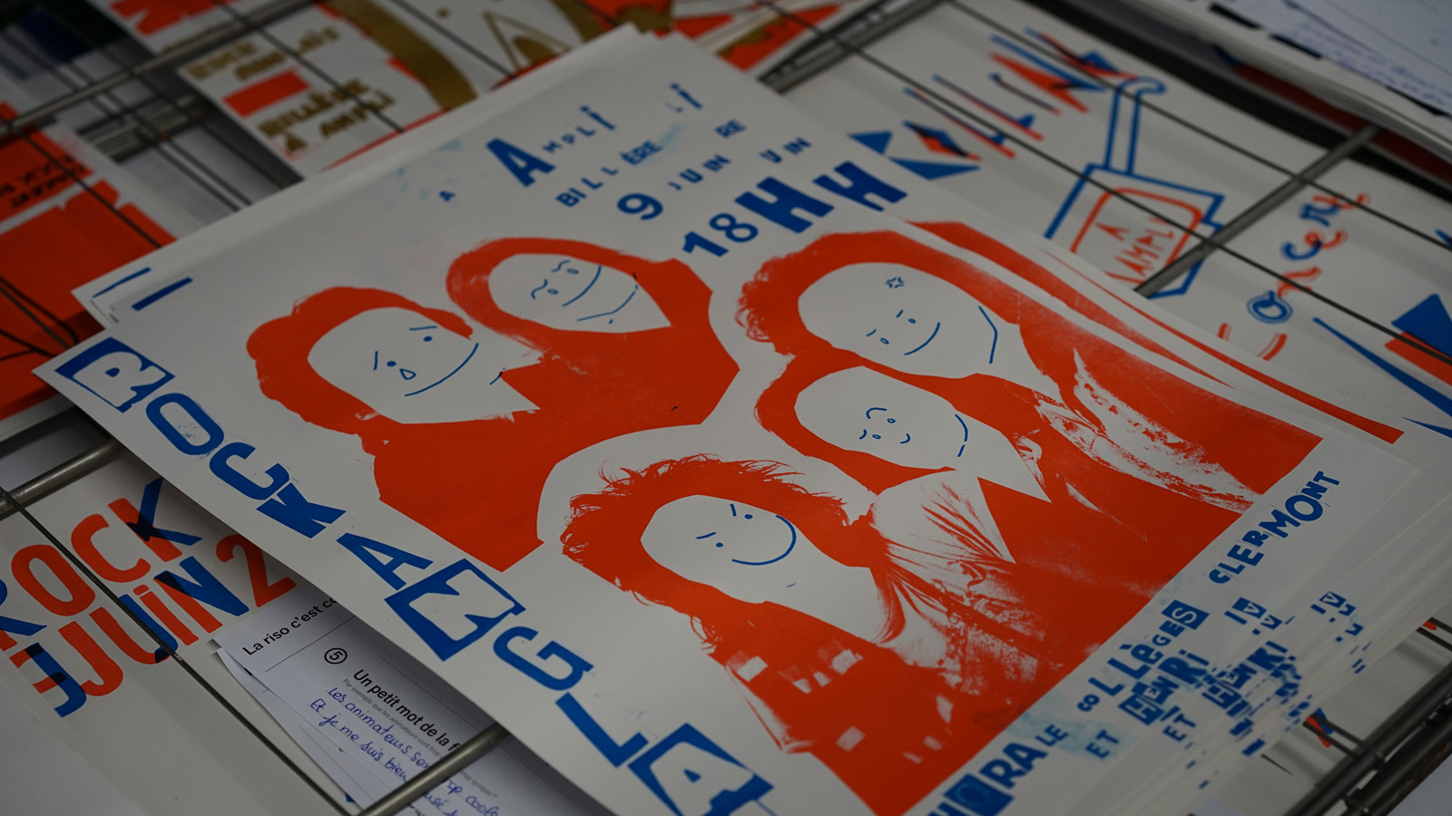 **Workshop Let there be rock !**  Ateliers de création d'affiches de concerts de Rock et initiation à l'impression en risographie avec les collèges de Clermont et le Lycée Louis Barthou à Pau.  Cet atelier a été mis en place avec Jean-Marc Saint Paul, Blandine Laborde du Collège Clermont et Corinne Guichet du Lycée Louis Barthou. Le workshop s'est déroulé sur 6 sessions de deux heures avec un total de 40 élèves.   Projet mené via le collectif 2223 avec Arthur Epineau.