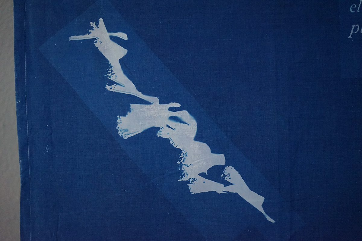 Impression au cyanotype d'une série de 3 drapeaux, "Terre Maudite" réalisée par la graphiste et designeuse Clara Loustau lors de la résidence Artistique menée à Callen à l'initiative du Maire Yann Bouffin ainsi que Jean-Francois Dumont, en septembre 2023 à Callen, Landes, France. Terre Maudite est un projet de recherche et de production autour des légendes de la terre des Landes.
