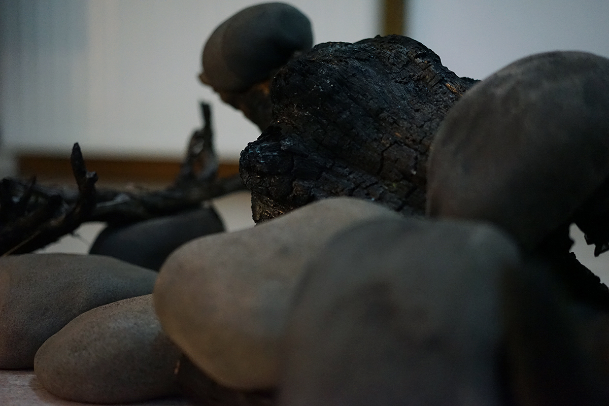 Scénographie, "Terre Maudite" réalisée par la graphiste et designeuse Clara Loustau ainsi que l'illustrateur et graphiste Thibaut Bourgeois lors de la résidence Artistique menée à Callen à l'initiative du Maire Yann Bouffin ainsi que Jean-Francois Dumont, en septembre 2023 à Callen, Landes, France. Terre Maudite est un projet de recherche et de production autour des légendes de la terre des Landes.