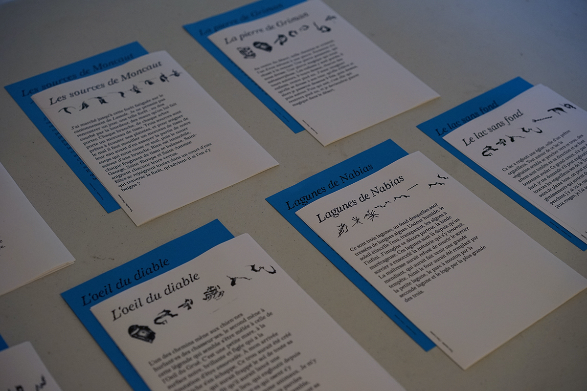 Ecrits, "Terre Maudite" réalisée par la graphiste et designeuse Clara Loustau lors de la résidence Artistique menée à Callen à l'initiative du Maire Yann Bouffin ainsi que Jean-Francois Dumont, en septembre 2023 à Callen, Landes, France. Terre Maudite est un projet de recherche et de production autour des légendes de la terre des Landes.